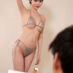 隣に彼女がいるのにデッサン中に僕にだけアソコを見せつけ微笑みかけてくるヌードモデルの露出狂お姉さん 真希いずみ