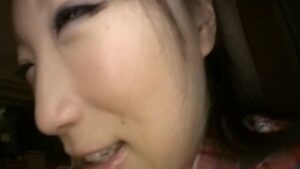 気づけば見入る、から気になる動画｜FC2【【素人】高身長で、アイシャドウ濃いめの綺麗系お*さん。 お尻までびっ…】