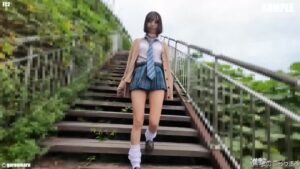 思わず続きを確かめたくなる動画、まずは映像をチェック｜FC2【完全顔出し県立3超スジパイパン⑨ リアル制.服でおま〇ことお尻まる出…】